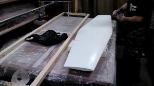 №211- Подготовка поверхности крыла и стабилизатора после покраски белым цветом.