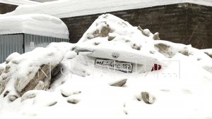 Коммунальщики взяли припаркованный автомобиль в ледяной плен в Советском районе