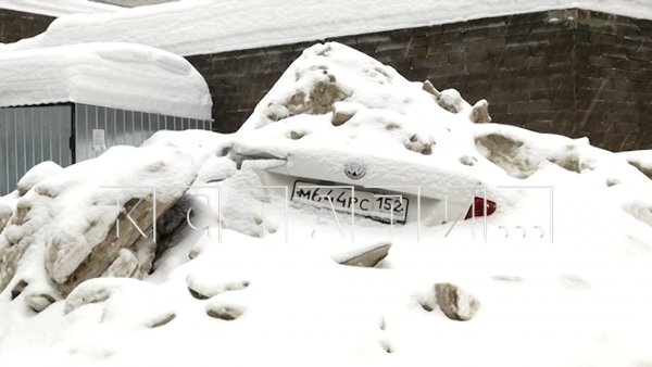 Коммунальщики взяли припаркованный автомобиль в ледяной плен в Советском районе