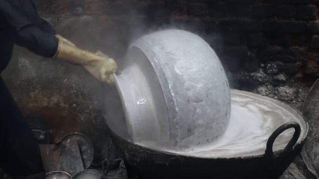 Традиционный большой индийский горшок из стали, часто используемый в быту и ритуалах. смотреть онлайн