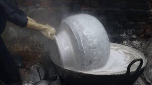 Традиционный большой индийский горшок из стали, часто используемый в быту и ритуалах.