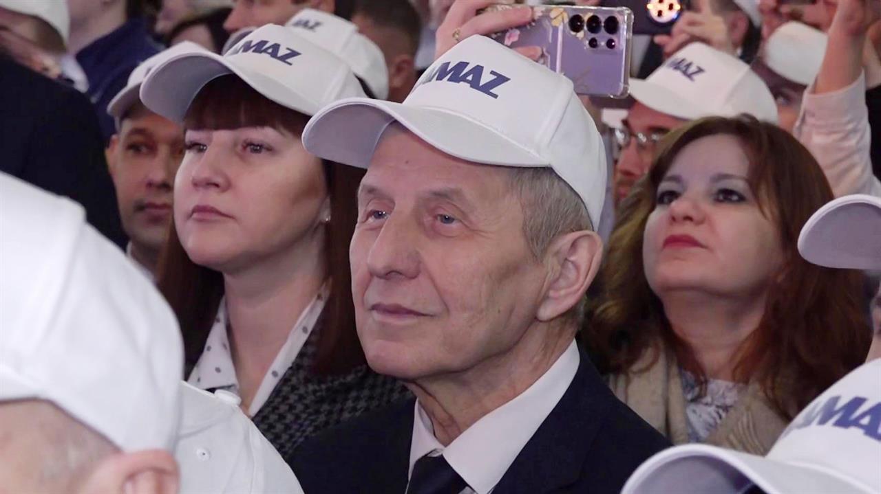 Владимир Путин наградил почетным знаком РФ "За успехи в труде" коллектив "КамАЗа". смотреть онлайн