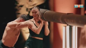 У атлета из оранжевой команды вылетело колено во время толкания бревна