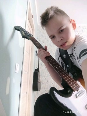 Играю на электрогитаре в прямом эфире