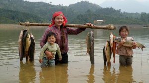 Ловля гигантской рыбы для продажи на рынке - заготовки утинных яиц для приготовления пищи.