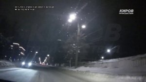 Заставил врезаться в сугроб и уехал. ДТП на Октябрьском проспекте. Киров происшествия