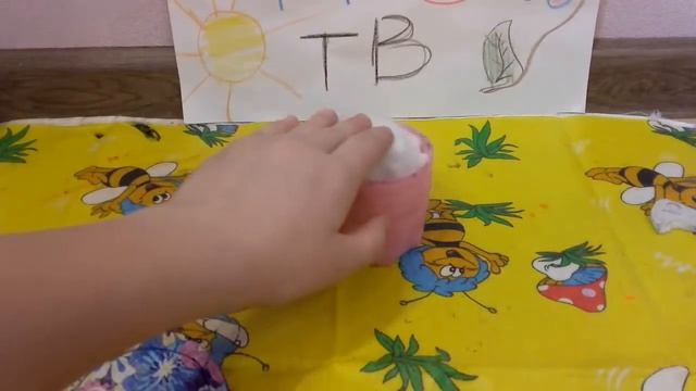 СОЗДАЁМ ИЗ БУТЫЛКИ ПУФИК ДЛЯ КУКОЛ .