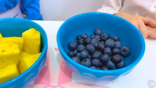 Настя и папа играют с тенями и светящимися игрушками.