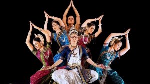 Индийский танец да средь наших лесов, полей и пашен... смотрится, однако, вот же как