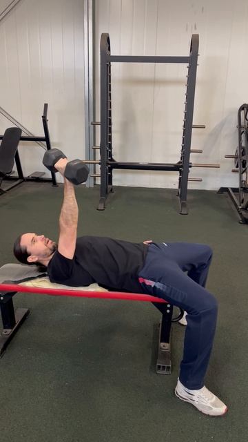 Взрывной жим одной рукой, лежа на скамье.