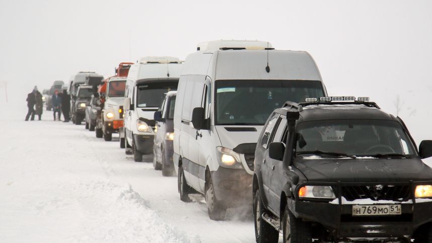 В снежном плену: сотни туристов застряли в Териберке из-за метели смотреть онлайн