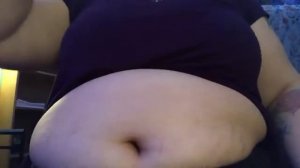 толстушка пьет колу с ментолом