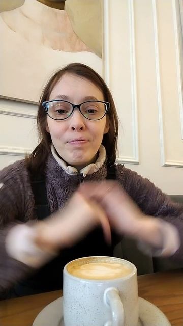 Традиционный привет с чашечкой капучино