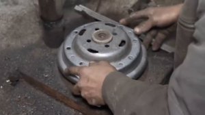 Изготовление железного обода колеса процесс, включающий горячую штамповку, прокатку и обработку.