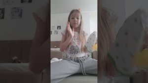 я показываю Викину одежду