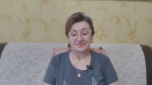 Довязала спинку жилета и квадрат для пледа.