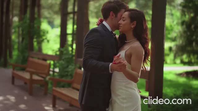 А МАМА КРИЧИТ У ОКНА!