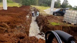 Как Экскаватор-погрузчик копает Траншею !