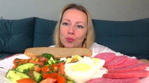Мукбанг бутерброды с колбасой, яйки вареные, салатик овощной с маслом. Еда вкуснота.