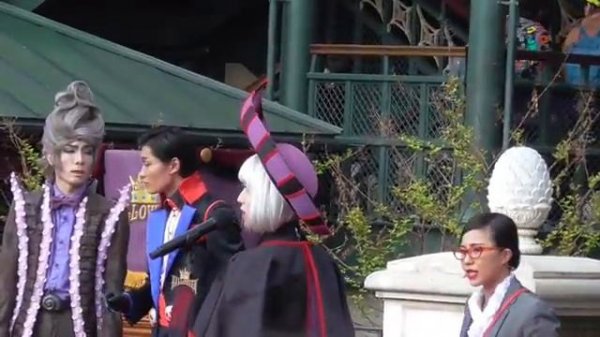 エイトフット流のポーズをマネするメンズ手下3人組ヴィランズ手下 [Disneyland Recruiters, performance in Tokyo.]