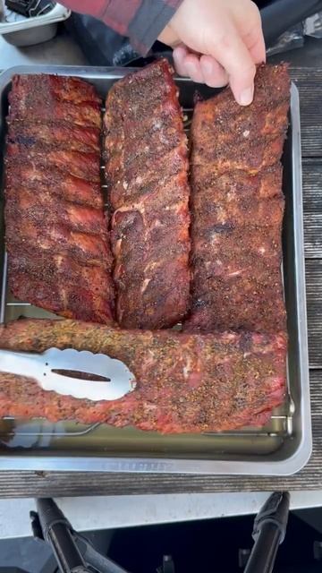 Рёбра BBQ в керамическом гриле Monolith