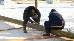 Шлифуют и парафинят: 12-метровый масленичный столб установят на праздничной площадке в Абакане
