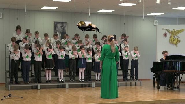 The fly is flying смотреть онлайн