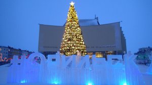 2026.02.17. Норильск. Ёлка на Ленинском пр. ещё горит. Всего -13, пасмурно.