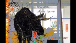 2025/10/22: Лось-5-летка и прохожие жители Заречного на улице Озёрской вечером - Слайд-фильм