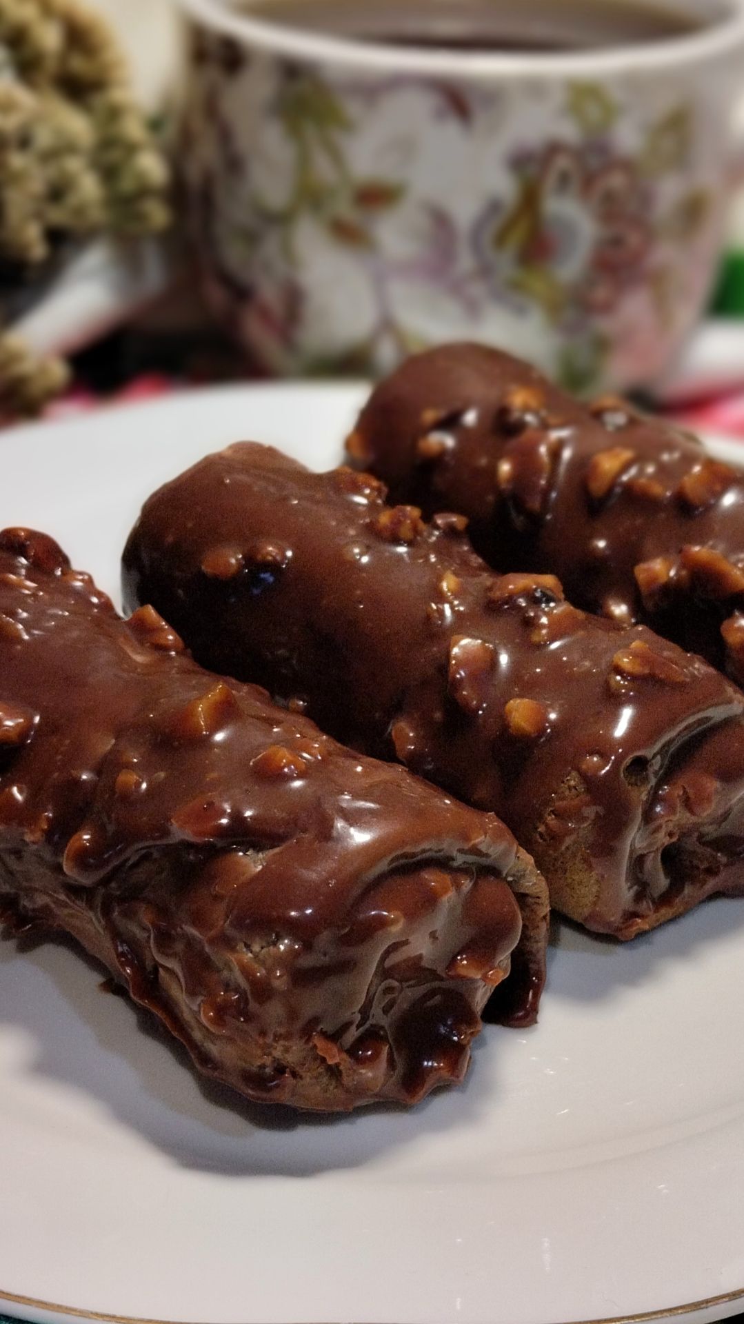 Блинчики шоколадные с творожной начинкой в шоколадно-ореховой глазури