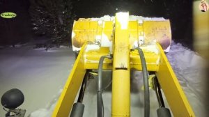 Строительство, работает погрузчик