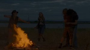 сцена 1 вайб сжигания футболки