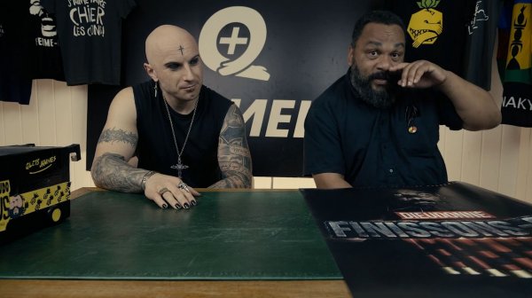 🪙Le Sestrel🪙de M’Bala M’Bala, le brouteur négroïde, accompagné du curé gothique tagué [Flokossama]