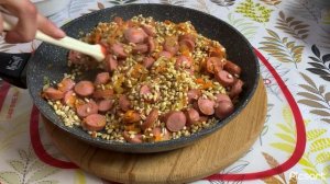 Никакого мяса не надо. Вкусная перловая каша с сосисками в сковороде.