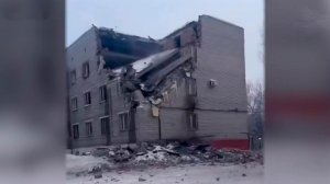 Появились кадры с места обрушения здания военной полиции в Ленинградской области.