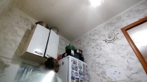 показываю как наливать чай