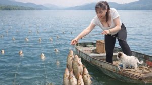 Девушка на озере ловит крючком карпа и тилапию. Рыбалка Вьетнама