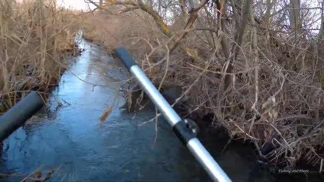 Сплавы по рекам. 1 сезон. 3 серия. (На лодках по микроречке Домашка со спиннингами в ноябре)