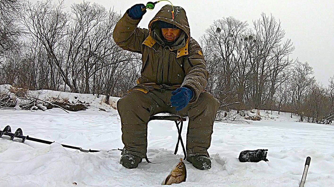 Зимняя РЫБАЛКА в ТАЙГЕ 2026! Зимняя удочка и не секретная насадка для ловли Ленка и Хариуса смотреть онлайн