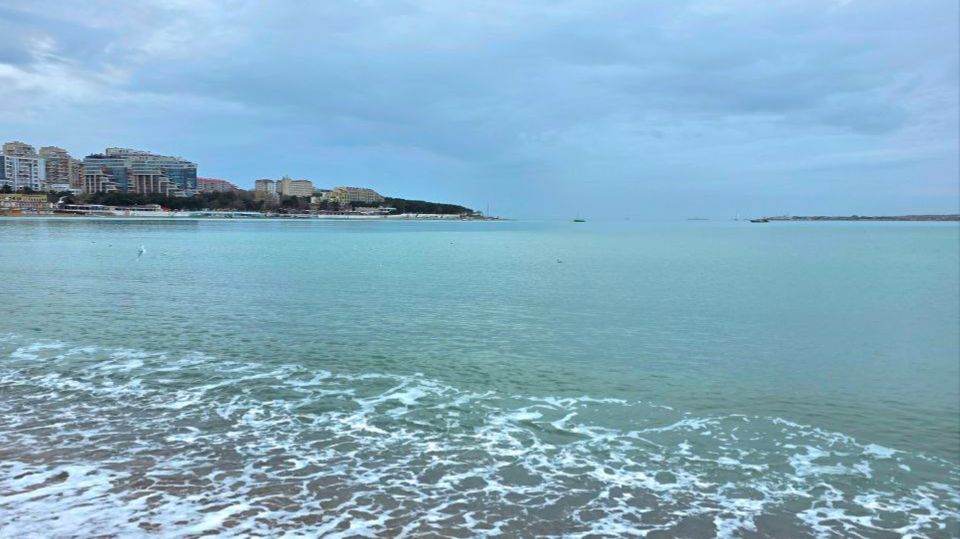 На море сегодня шикарно, +15 +16 прямо сейчас в Геленджике и пасмурно, штиль. Обещанного шторма нет смотреть онлайн