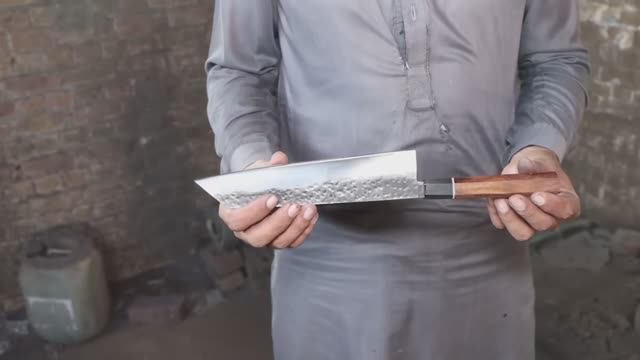 Процесс изготовления поварского ножа. Шэф нож для работников общепита. смотреть онлайн