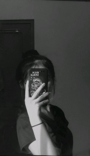 я новенькая снимаю гачу roblox и тока боку