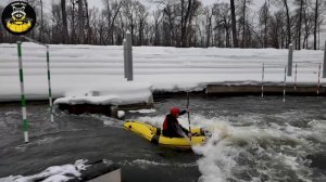 Волнобой 1У зимой на бурноводном канале: лодка огонь