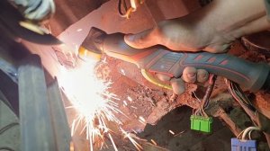Плазморезом вырезаем ржавые детали кузова.