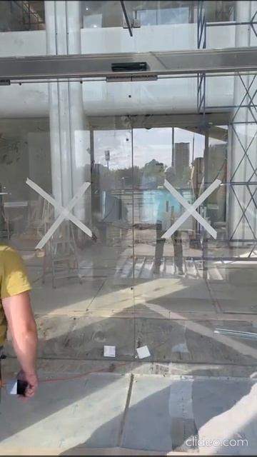 Стеклянный тамбур с автоматическими раздвижными дверьми GILGEN