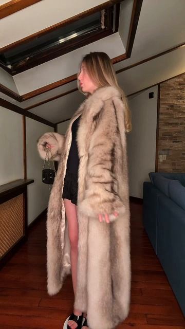 ✨ Образ дня: шуба + боди + шорты + высокие туфли
Когда хочется выглядеть дерзко, женственно и дорого