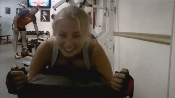 Спортстудия - девушки "качают ноги"