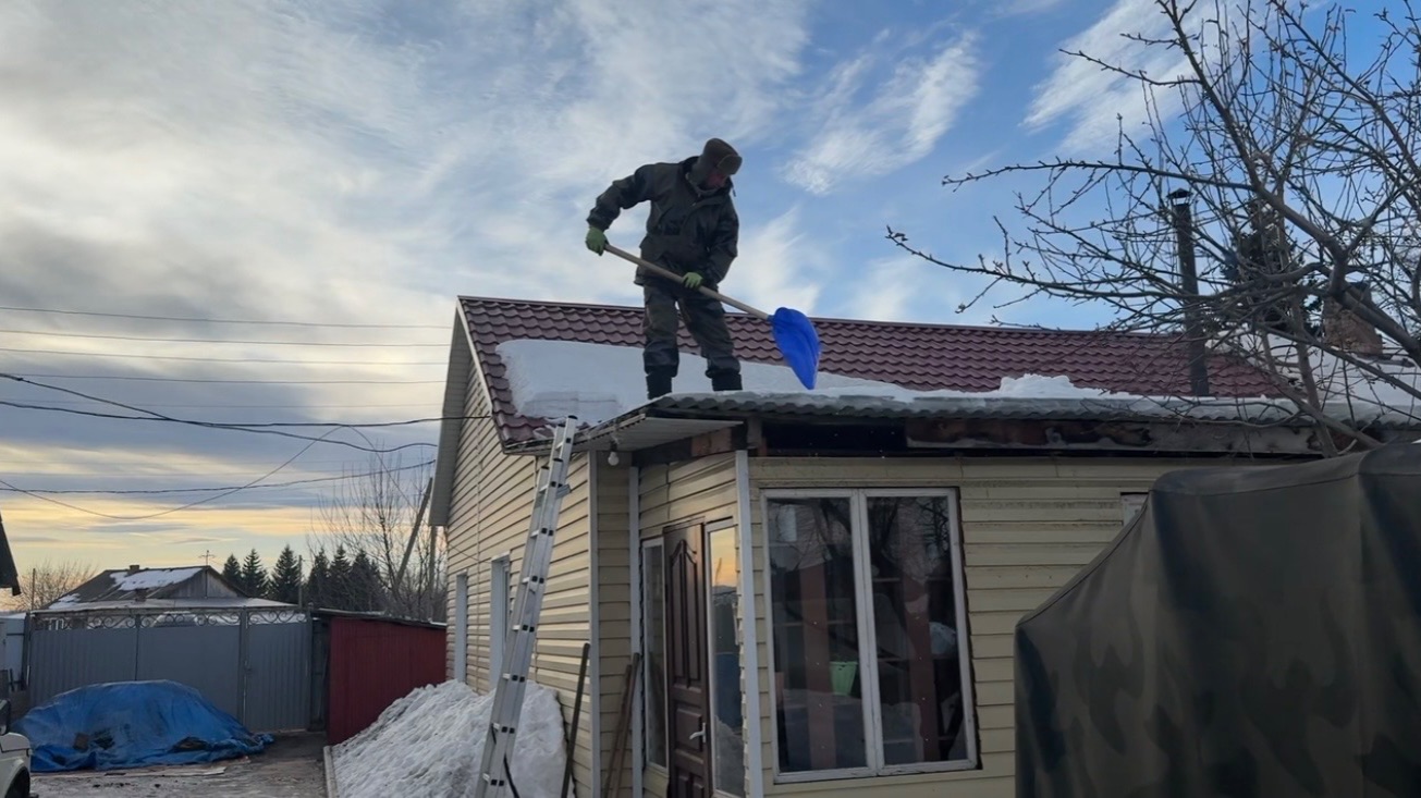 МУЖ на КРЫШЕ. Про ЦВЕТЫ 💐не забыл. Вкусно ПОУЖИНАЛИ. смотреть онлайн