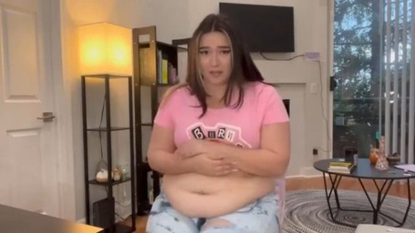 толстушка Келли играет со своим животиком