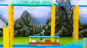 Поезда! Детская огромная железная дорога! Давай играть вместе!